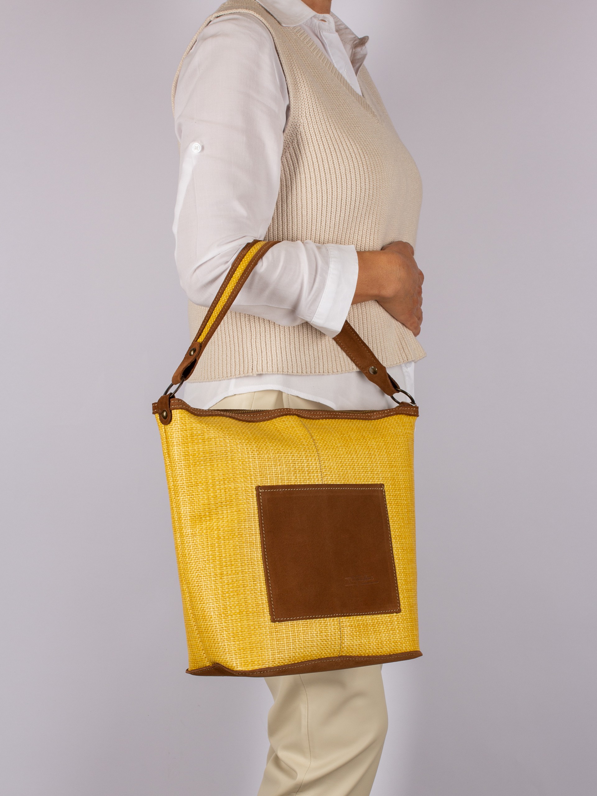 Mala de Ombro Efeito Ráfia e Camurça