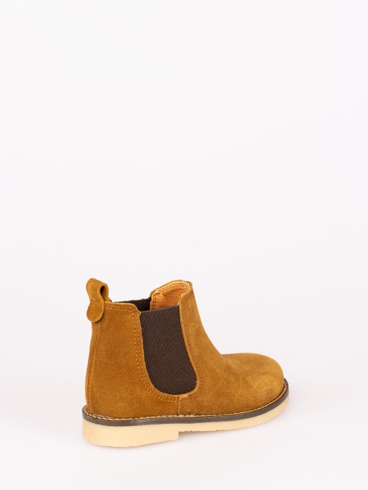 Suede Boots with Elastic