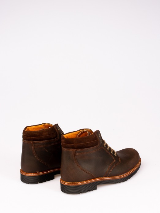 Bota com Atacador em Nobuck