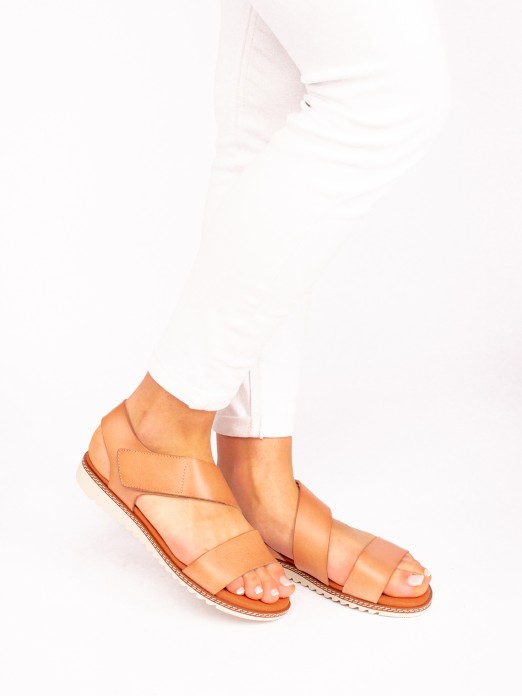 Sandália com Velcro em Pele