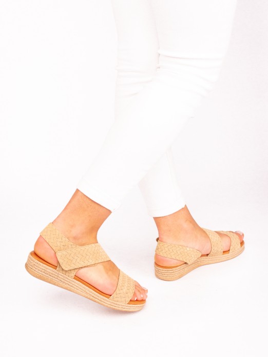 Sandália com Velcro em Camurça