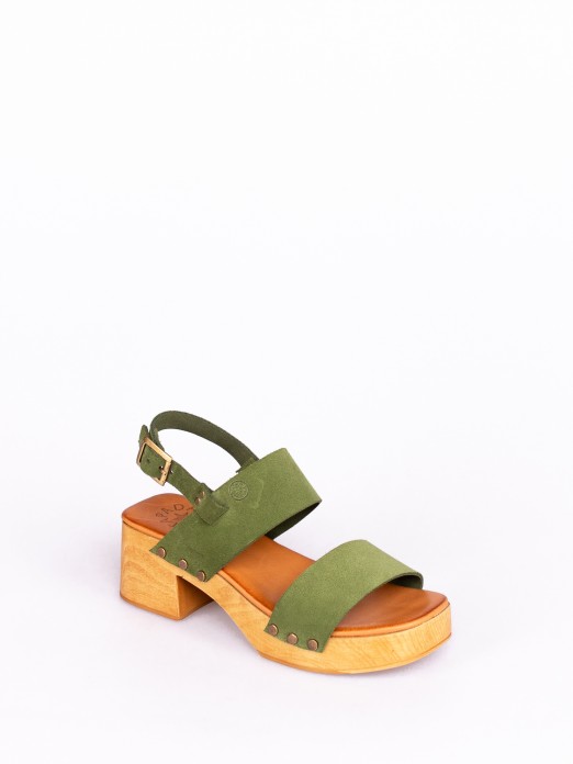 Sandlia com Tachas em Camura