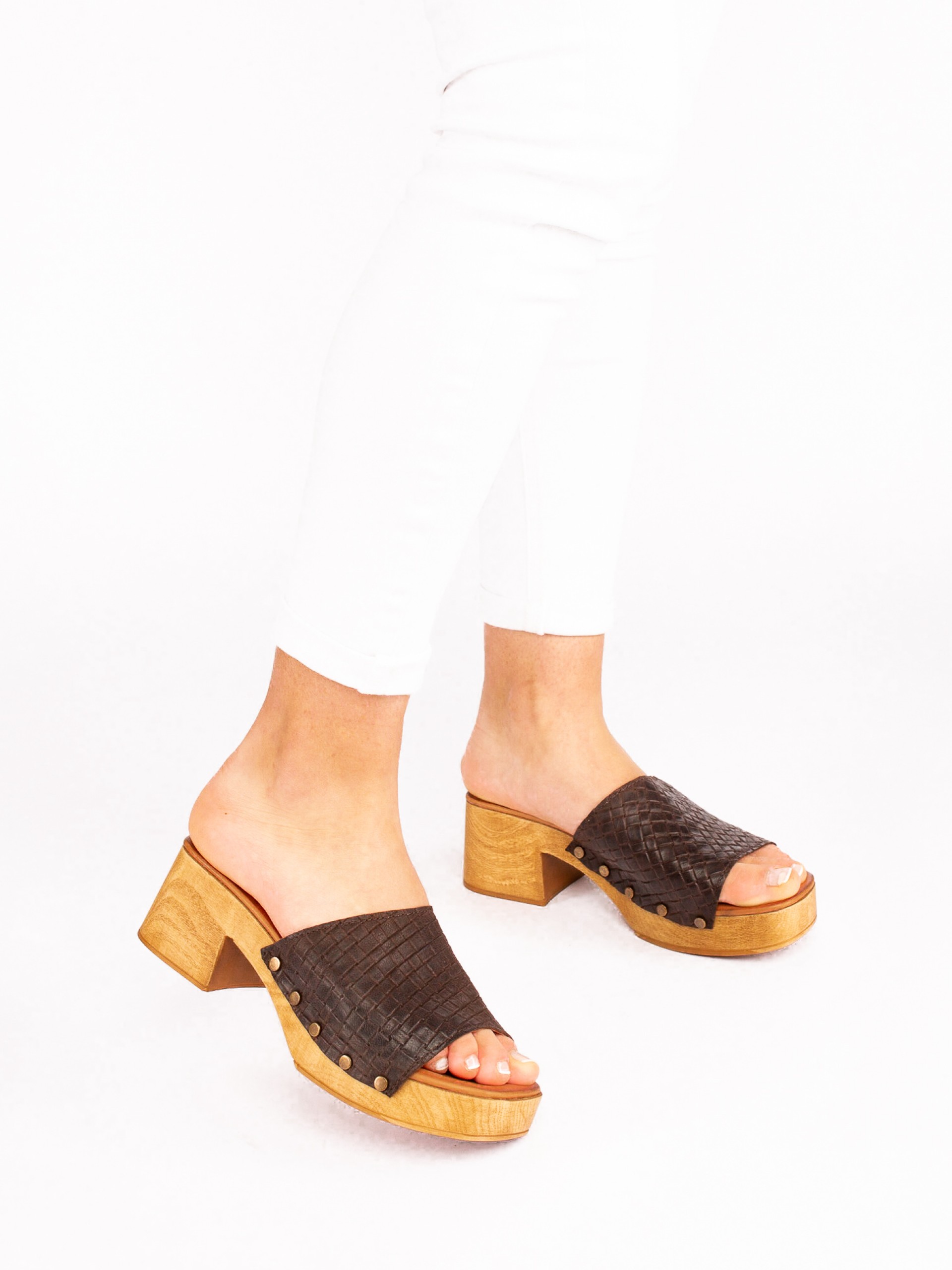 Soca com Tachas em Pele Gravada