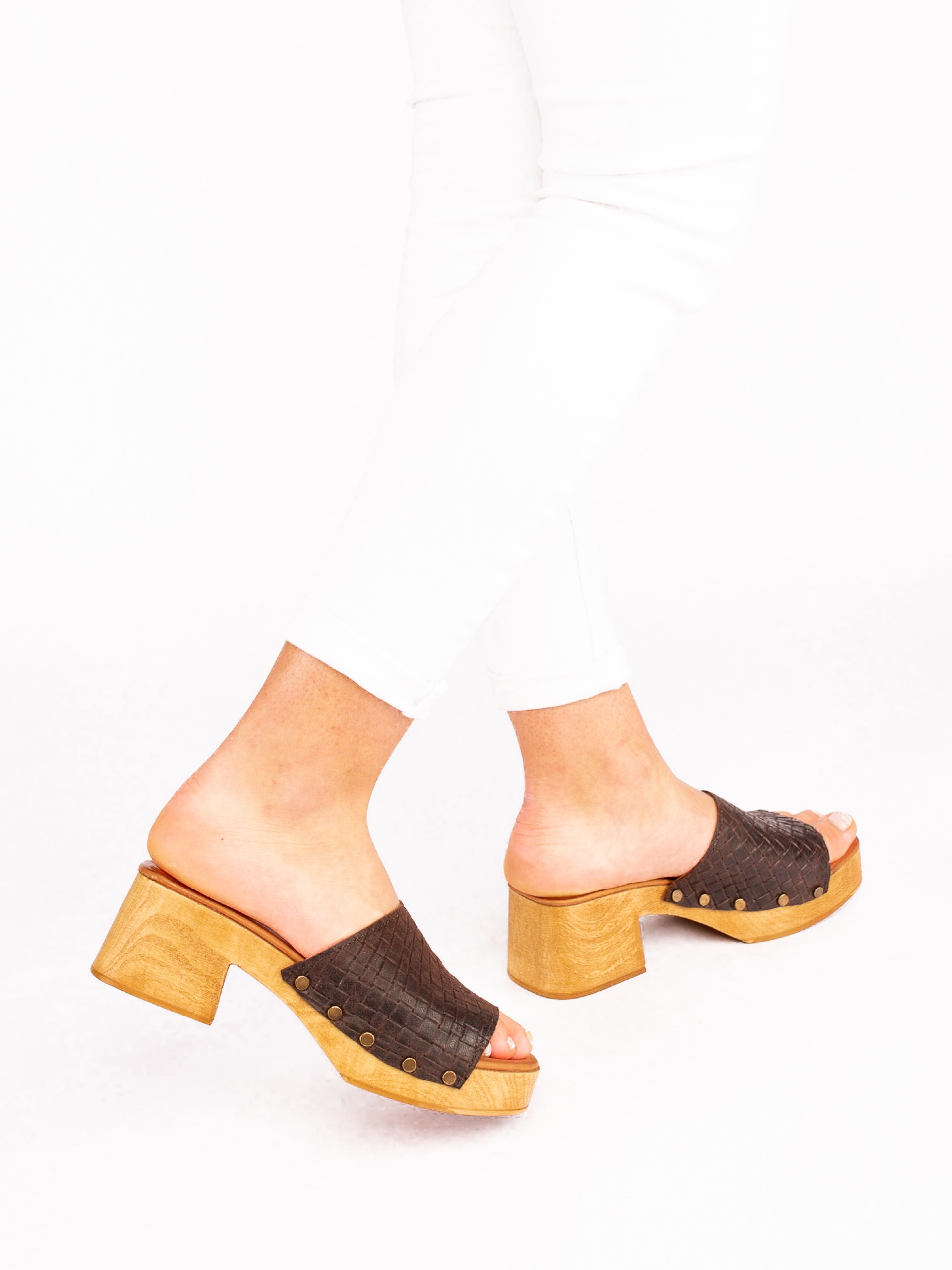 Soca com Tachas em Pele Gravada