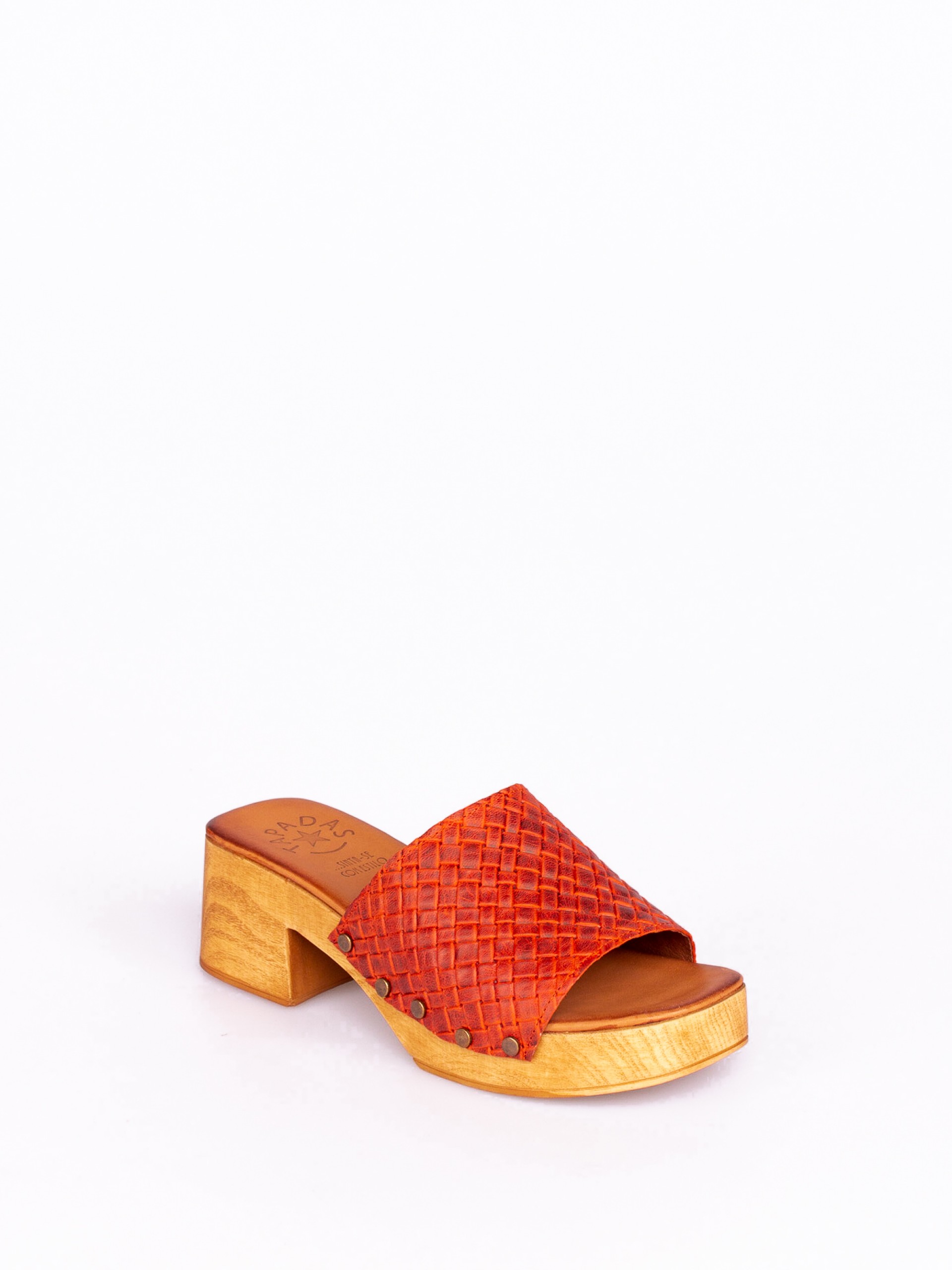 Soca com Tachas em Pele Gravada