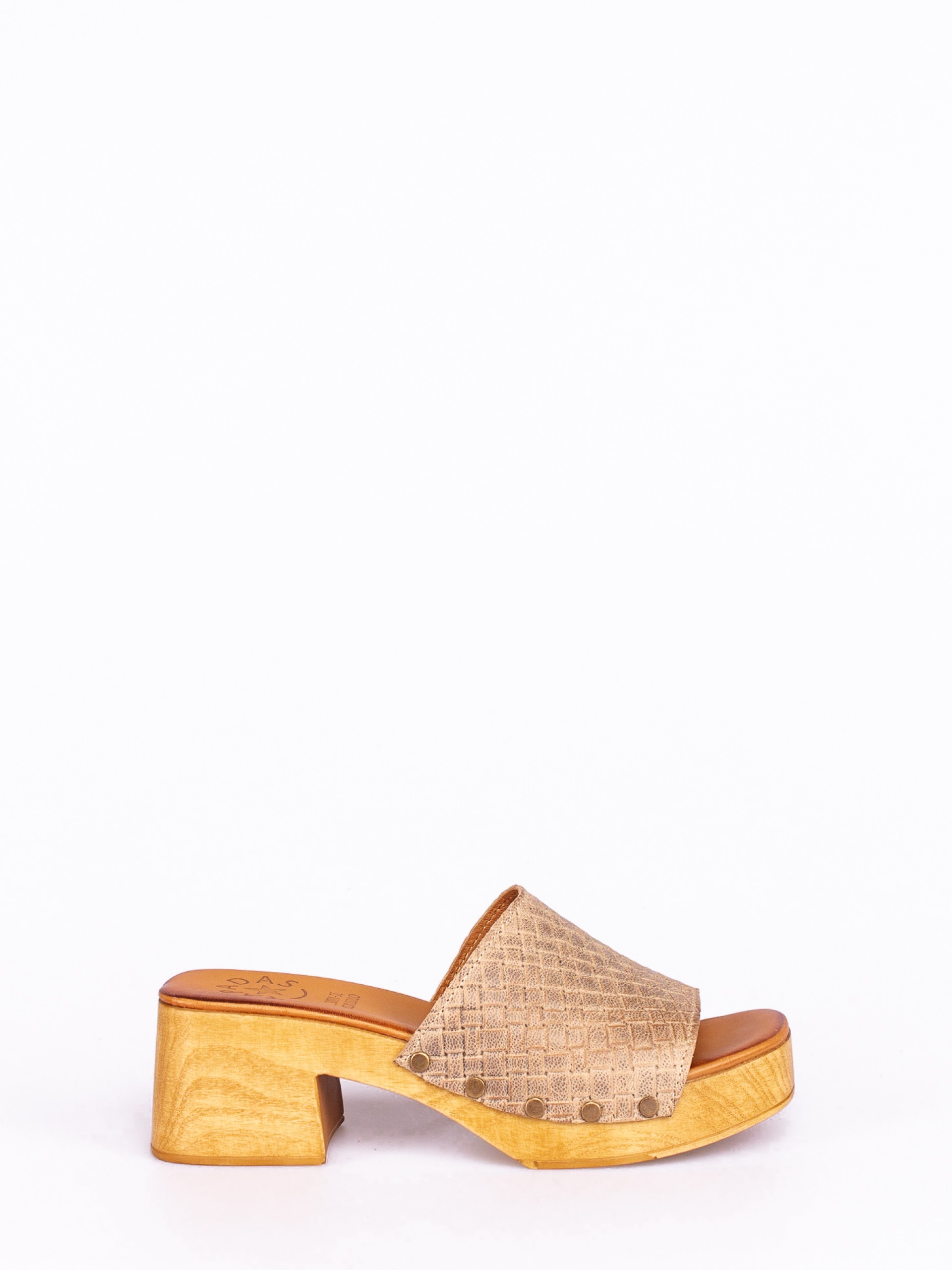 Soca com Tachas em Pele Gravada