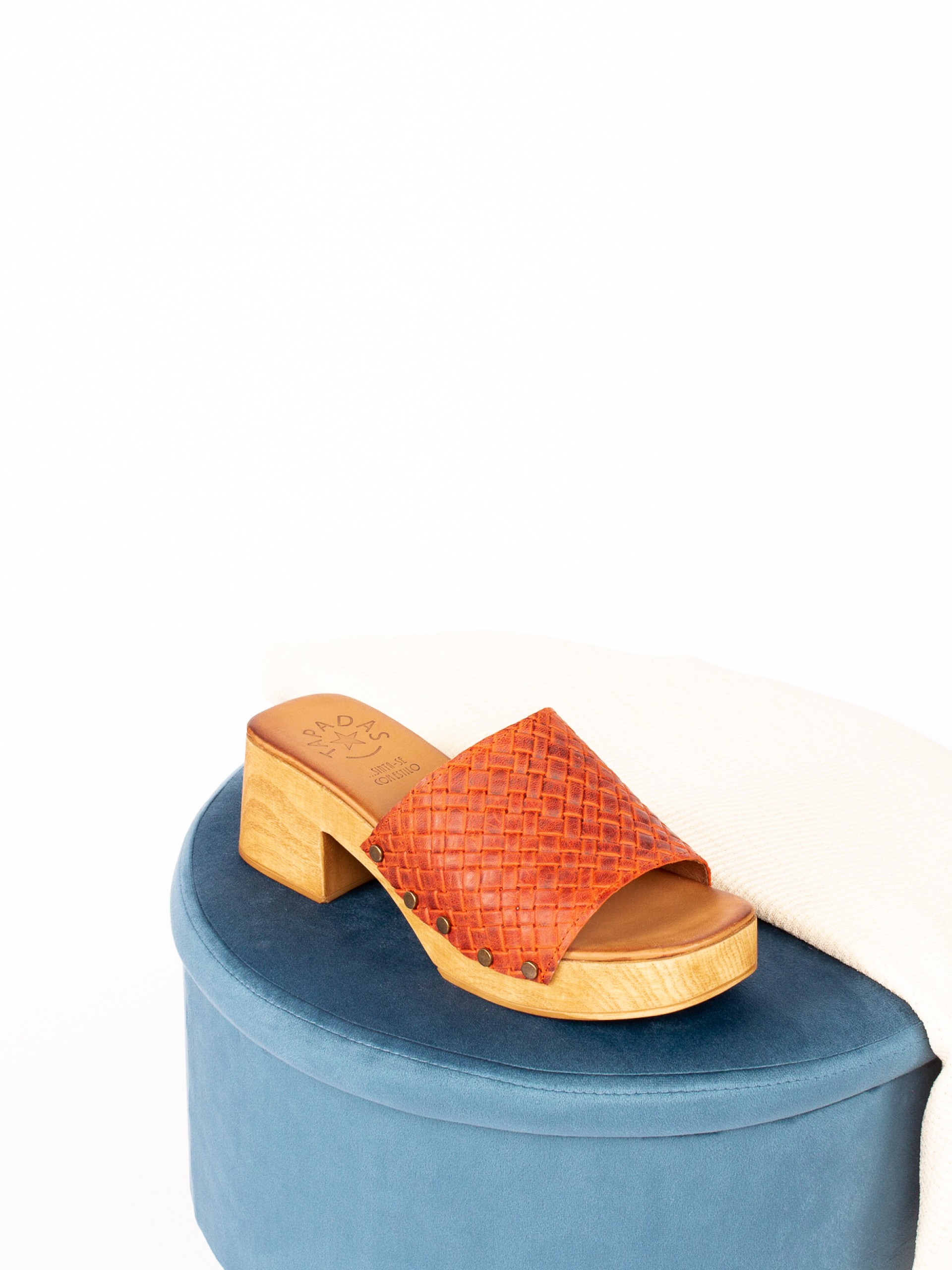 Soca com Tachas em Pele Gravada