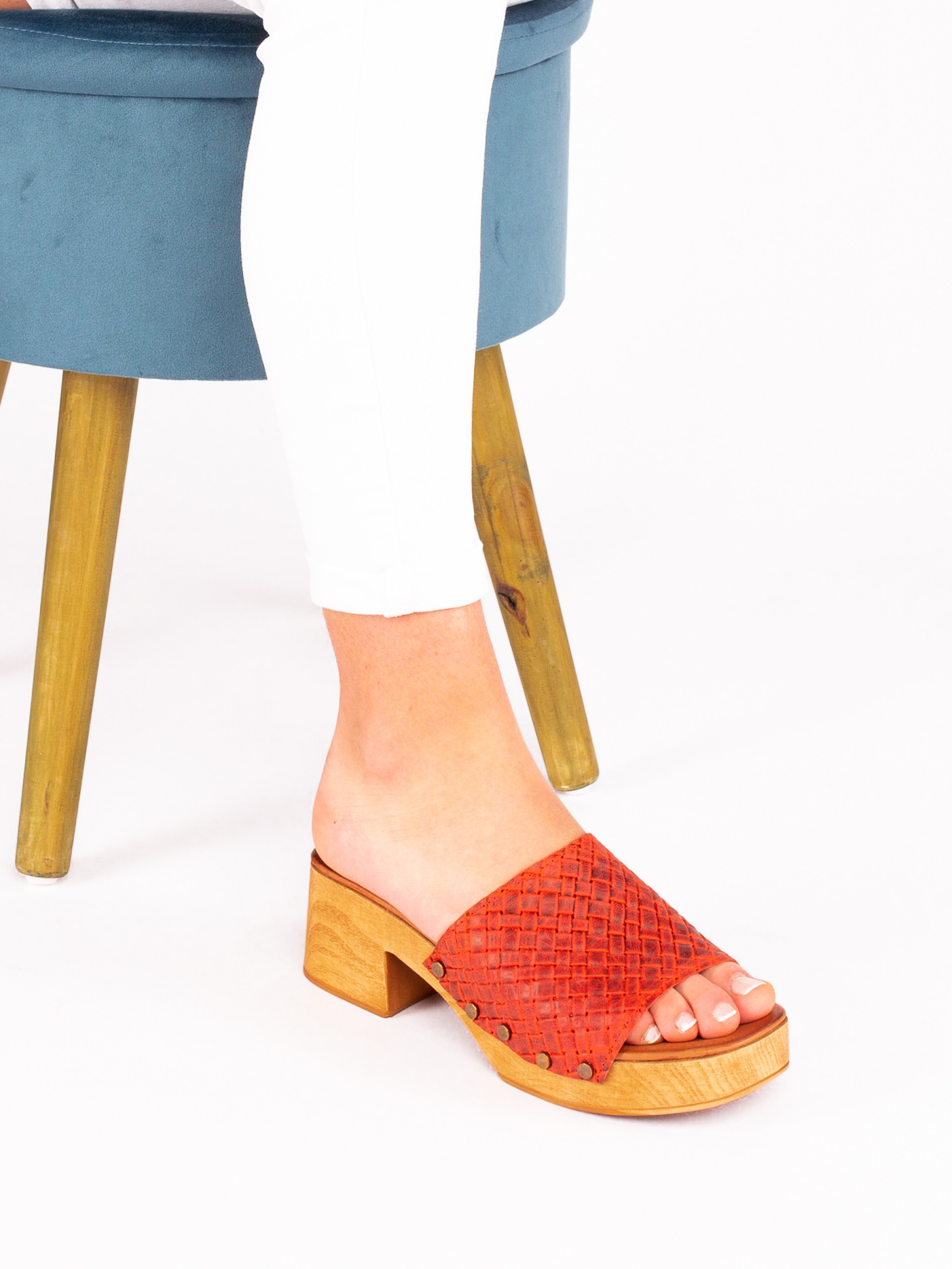 Soca com Tachas em Pele Gravada