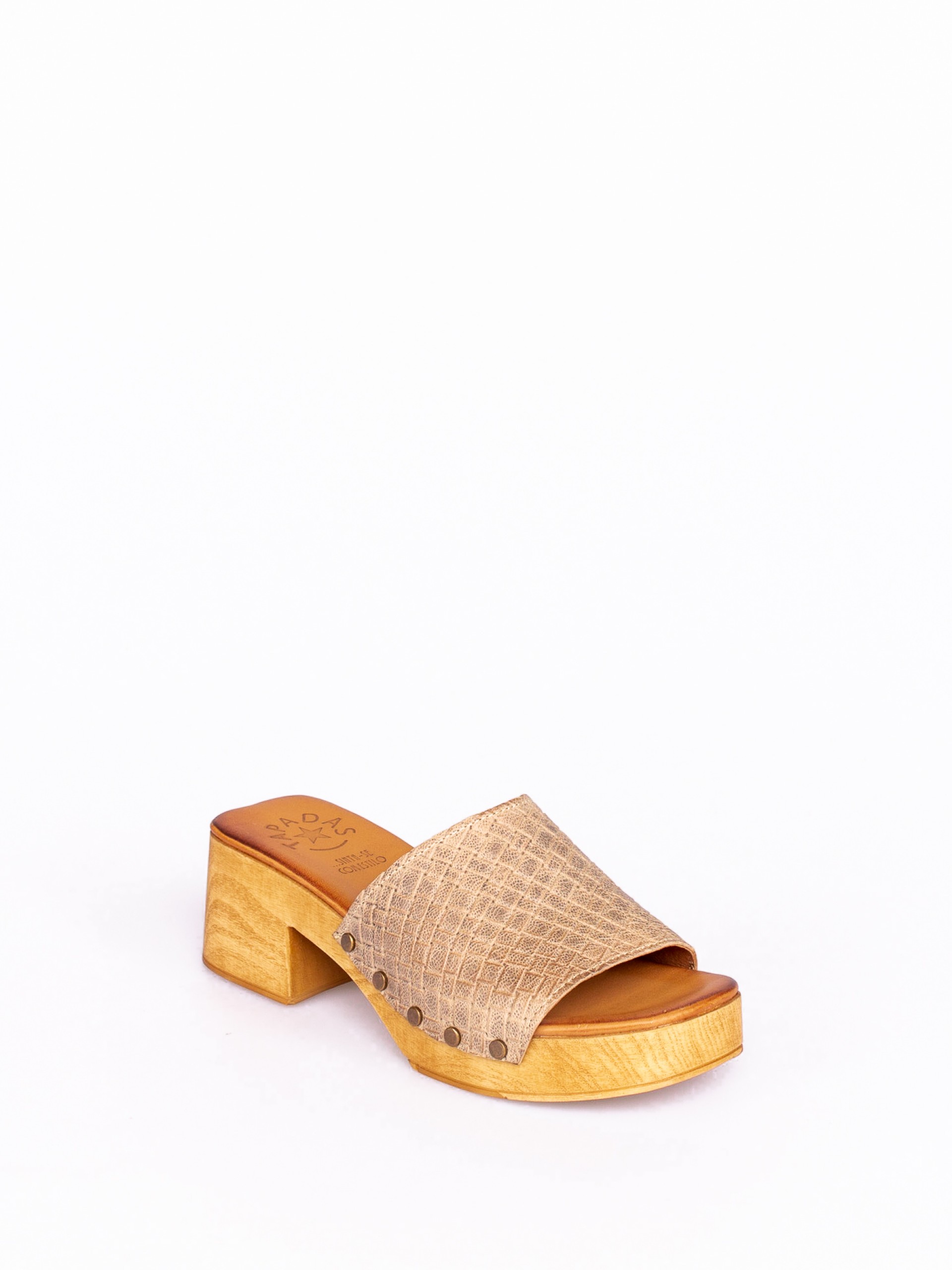 Soca com Tachas em Pele Gravada