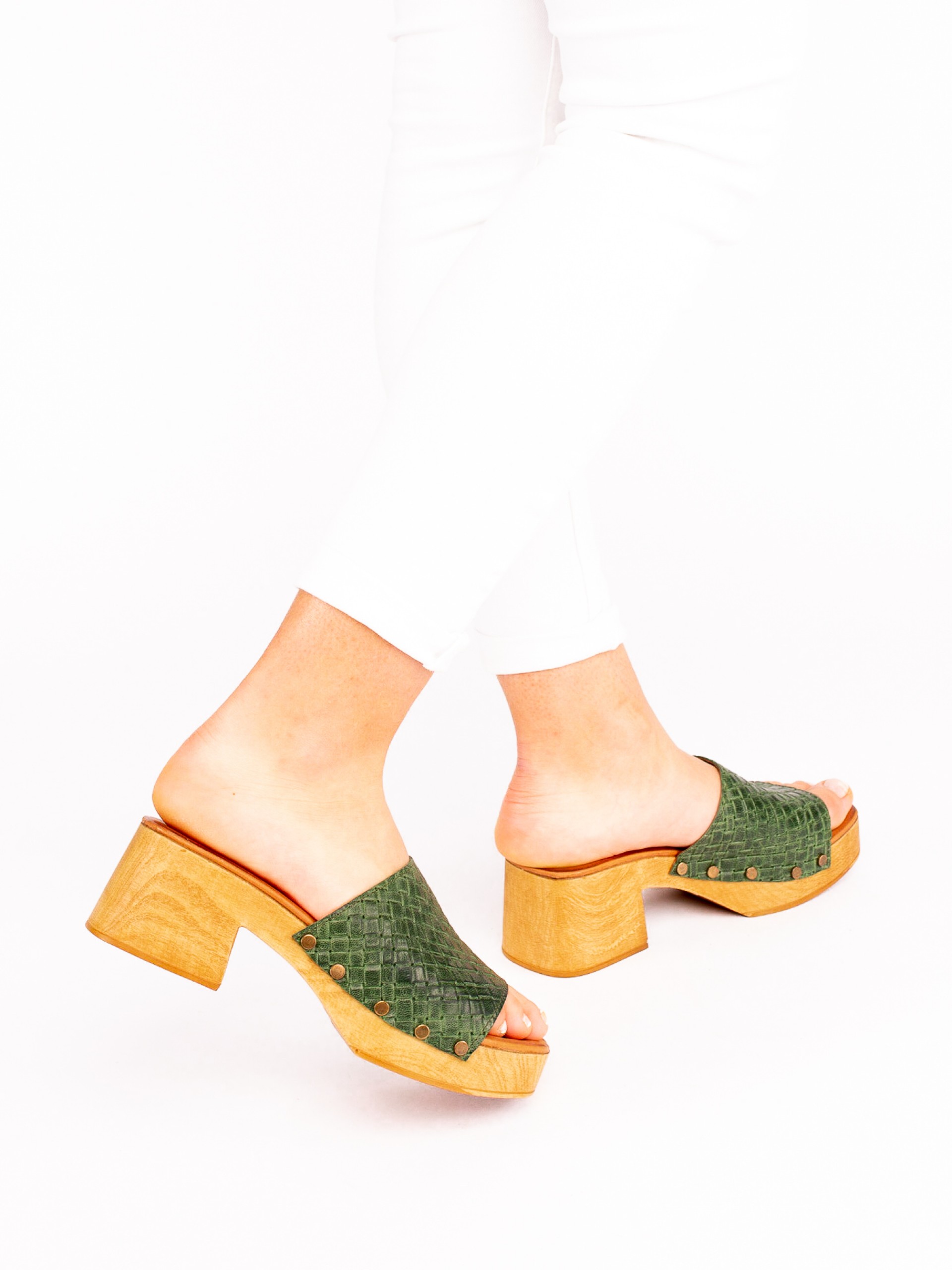 Soca com Tachas em Pele Gravada