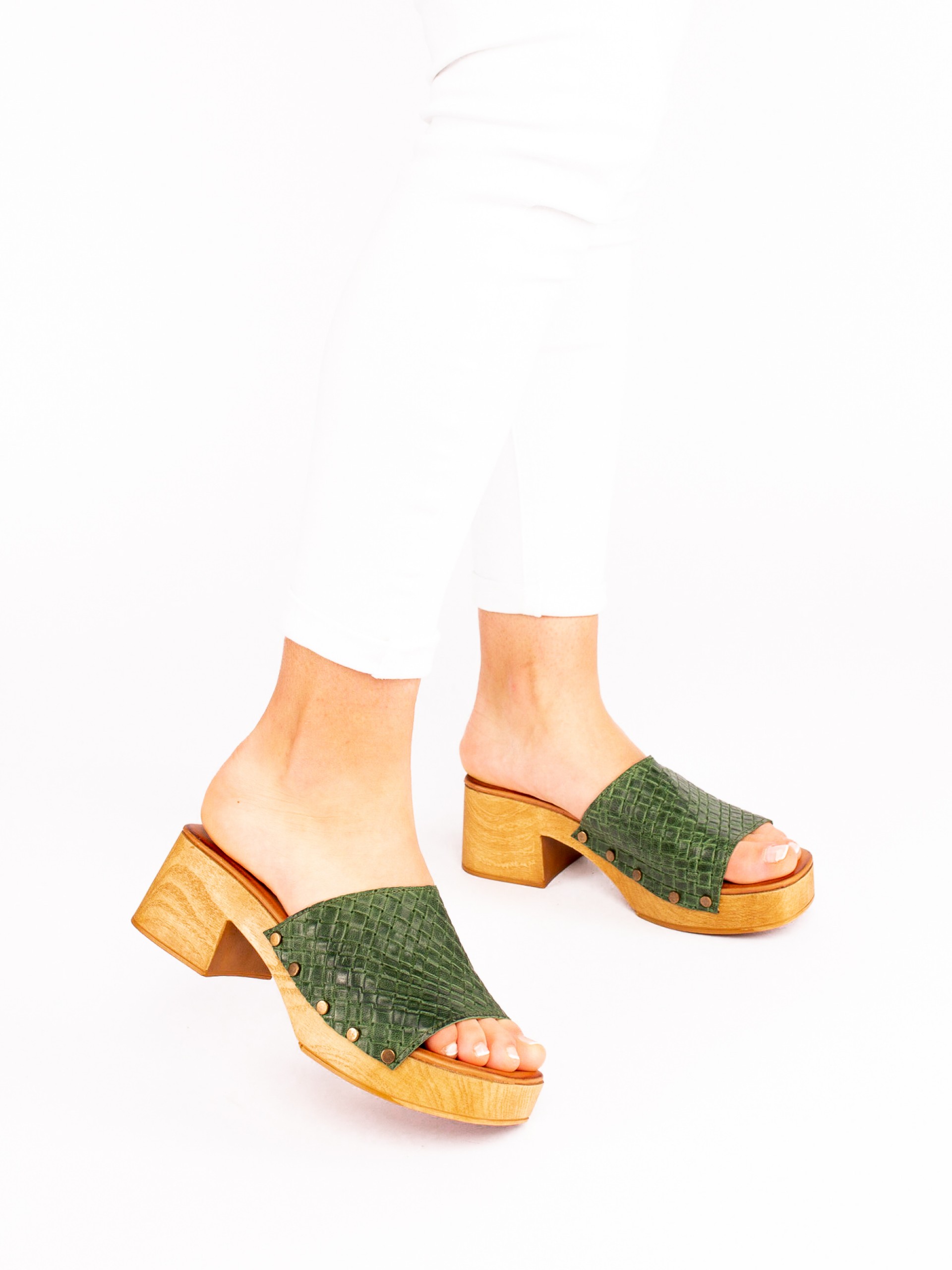 Soca com Tachas em Pele Gravada