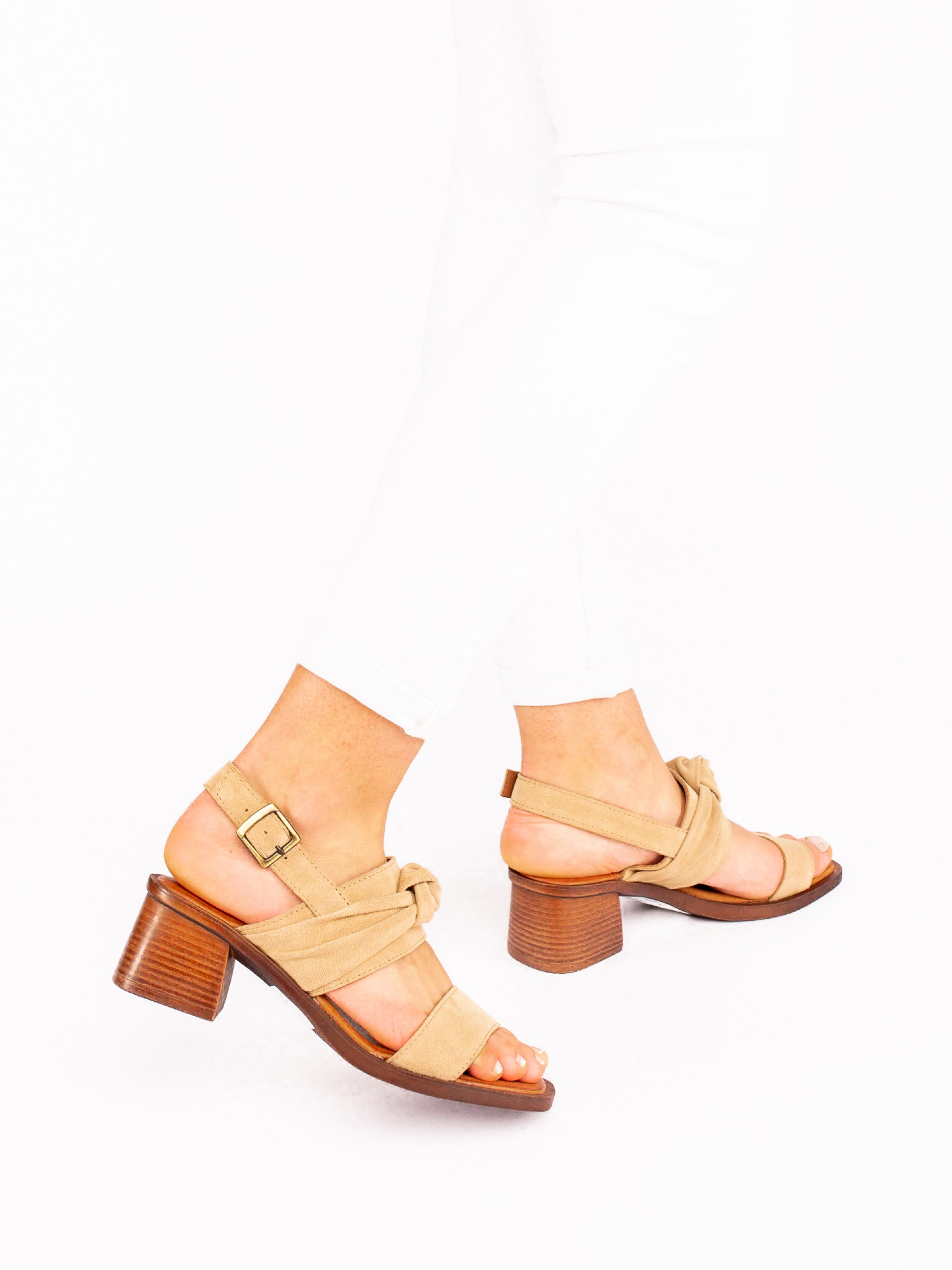 Sandália de Salto com Nó