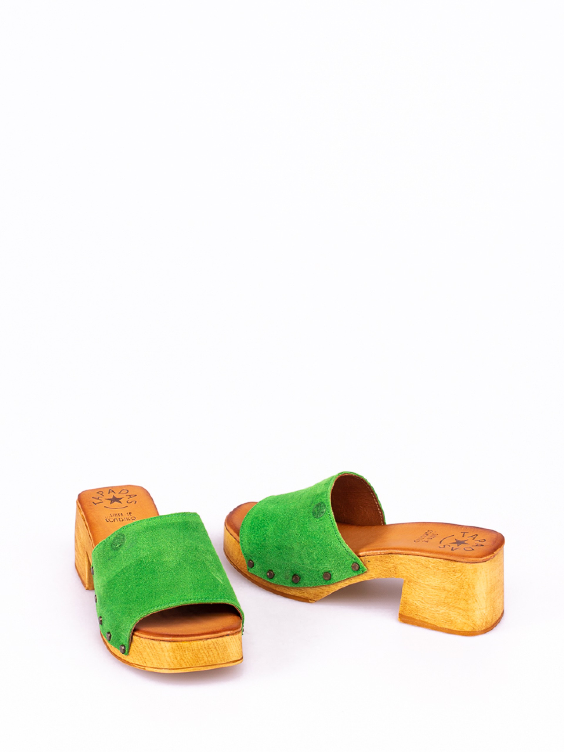 Soca com Tachas em Camurça