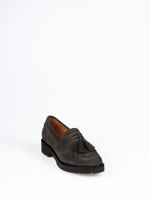 Sapato com Berloques em Camurça