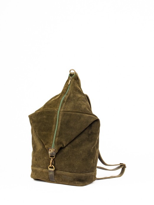 Mochila em Camura Ensebada com Fecho Frontal