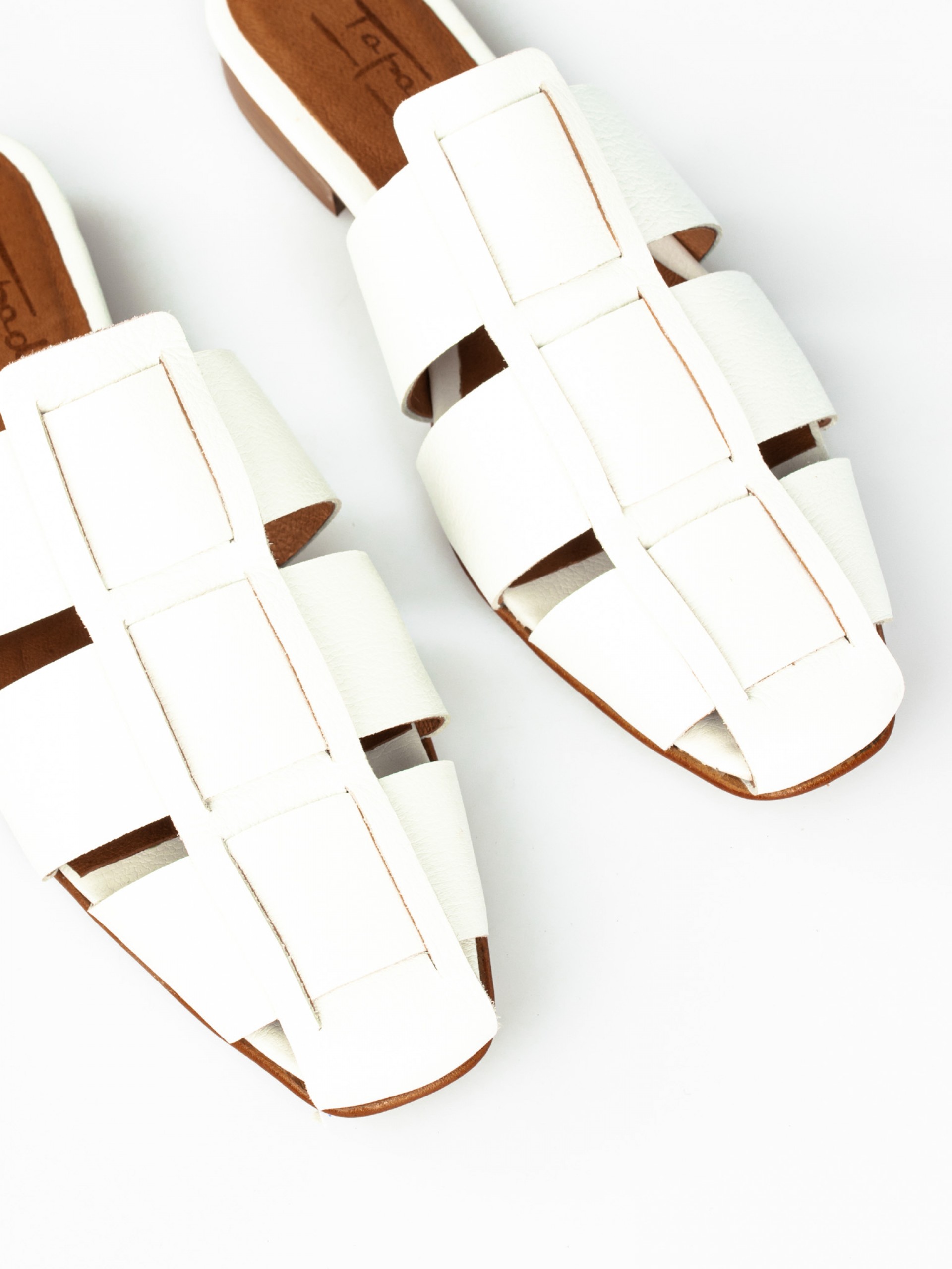 Mule Tiras Traçadas em Pele