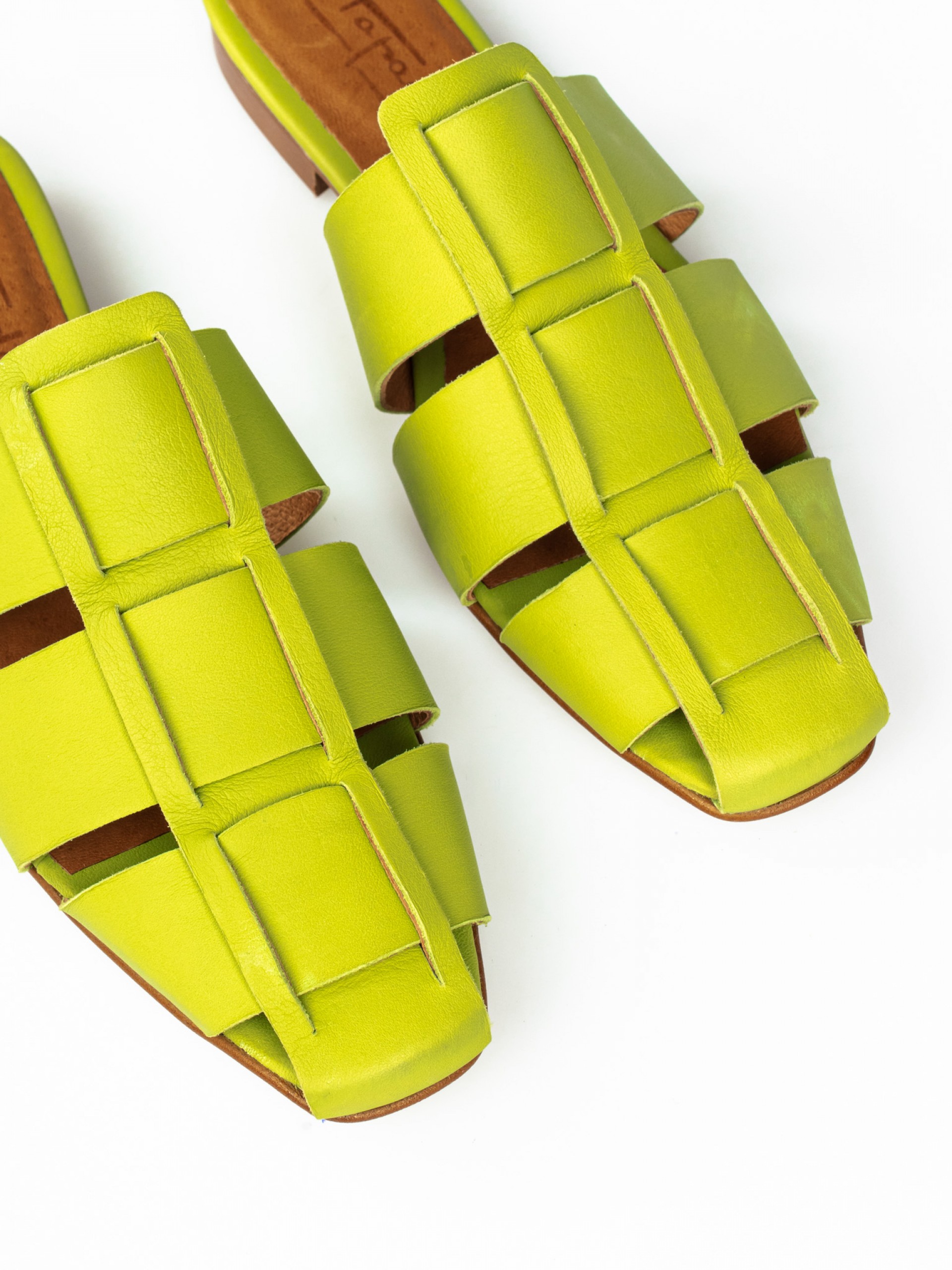 Mule Tiras Traçadas em Pele