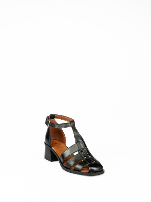 Closed Sandal in Leather