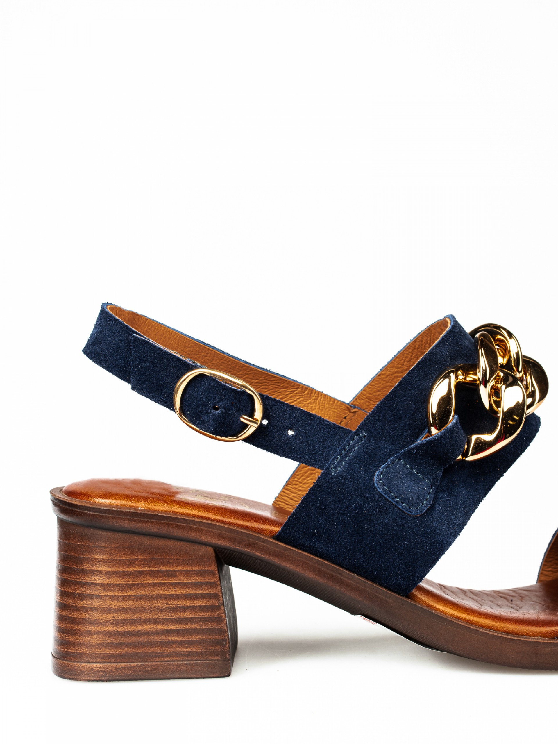 Sandália em Camurça com Aplicação de Corrente