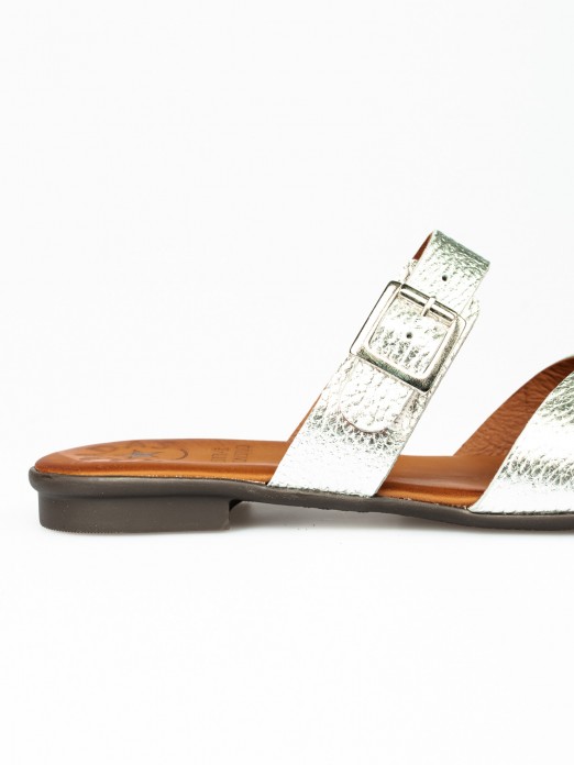 Chinela com Fivela Pele Laminada