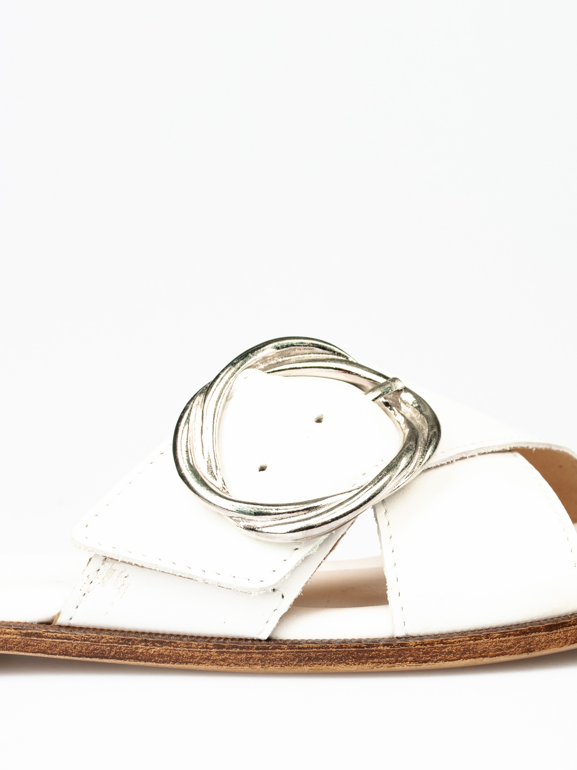 Chinela em Pele com Fivela