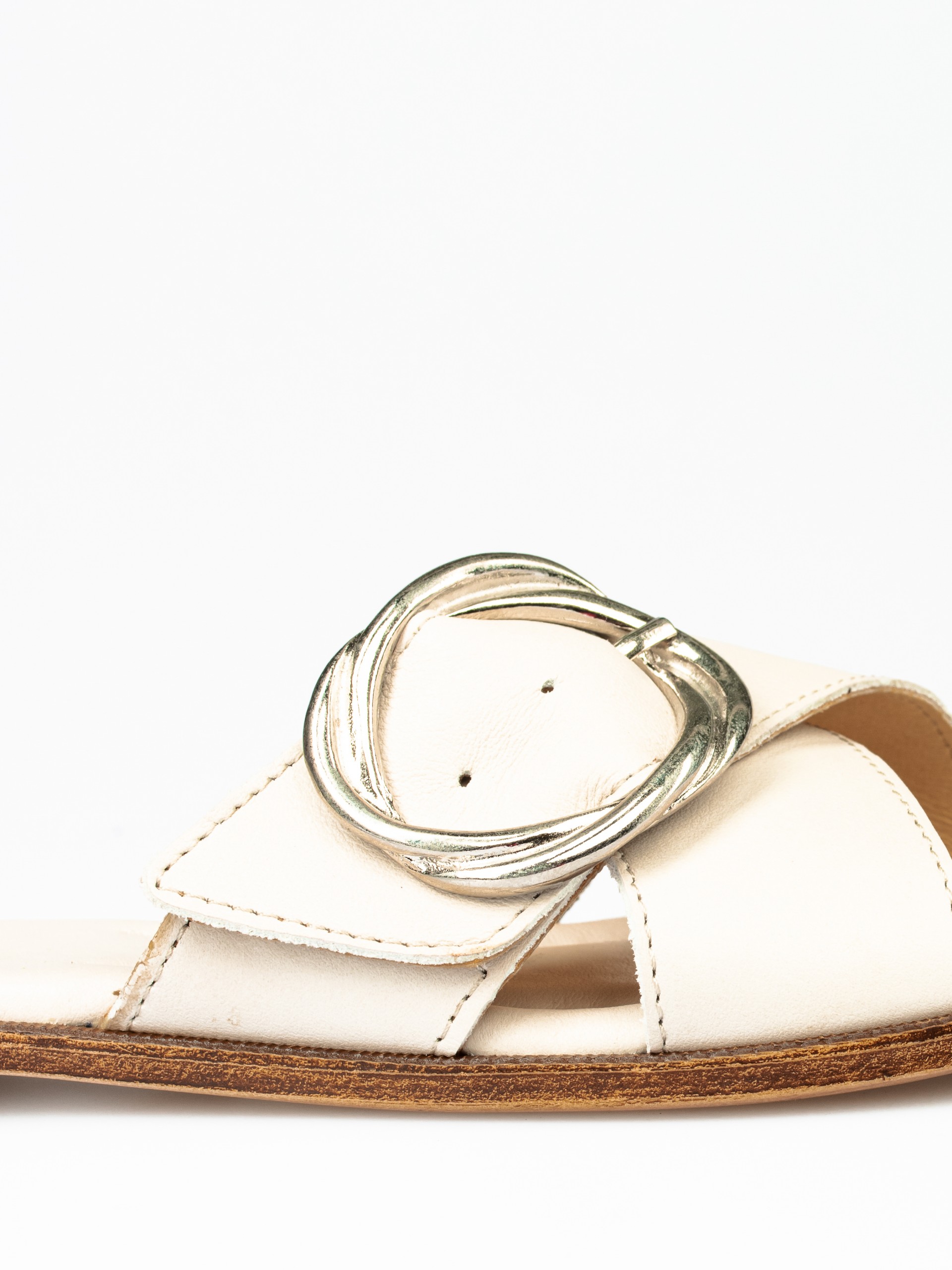 Chinela em Pele com Fivela