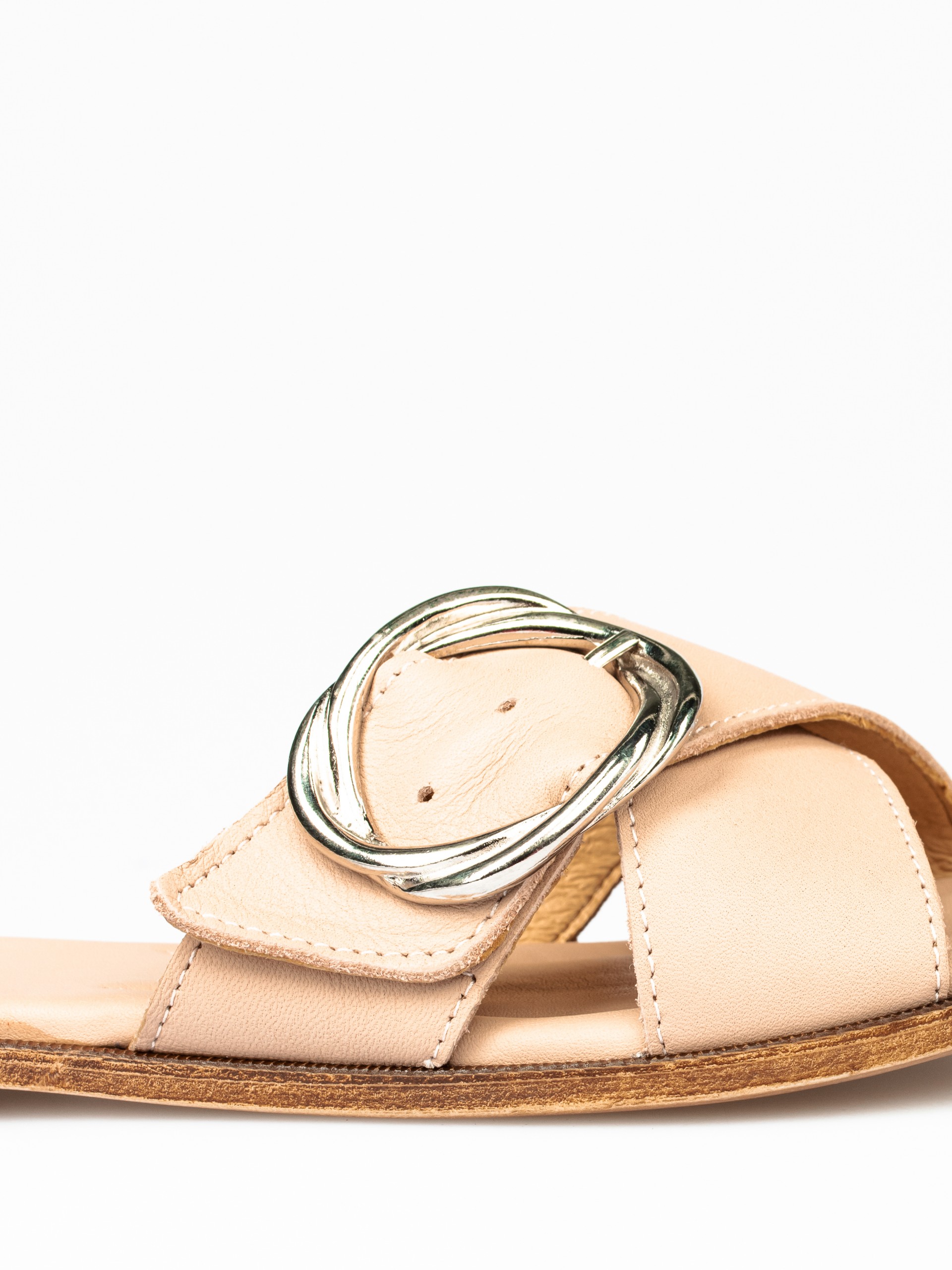 Chinela em Pele com Fivela