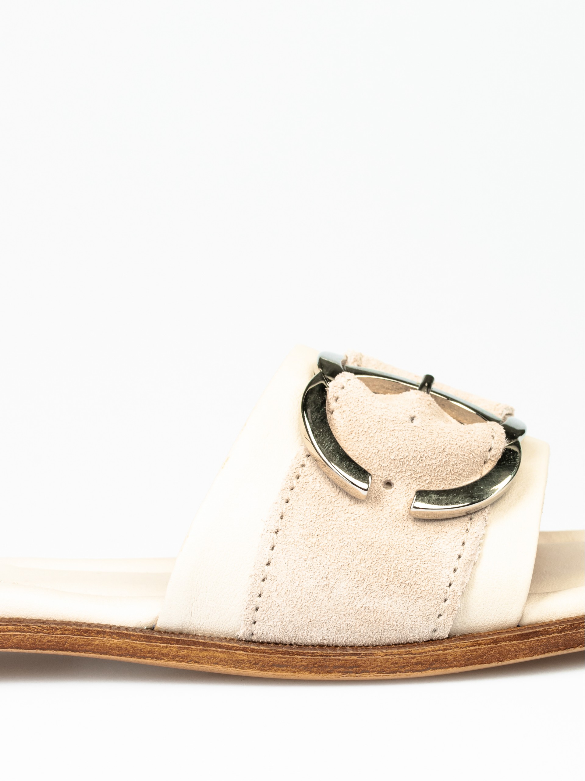 Chinela em Pele e Camurça com Fivela