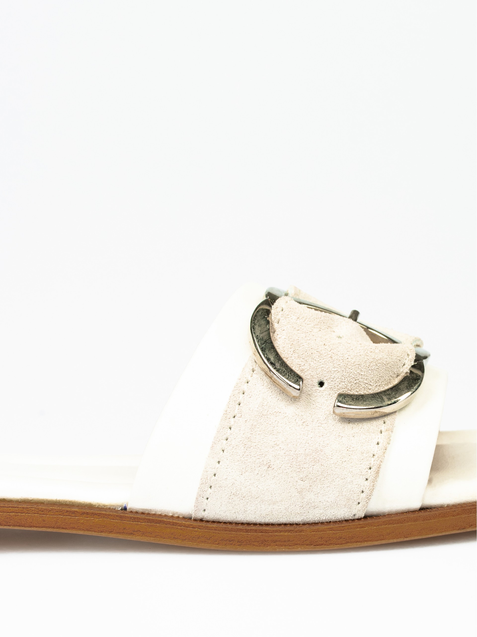 Chinela em Pele e Camurça com Fivela