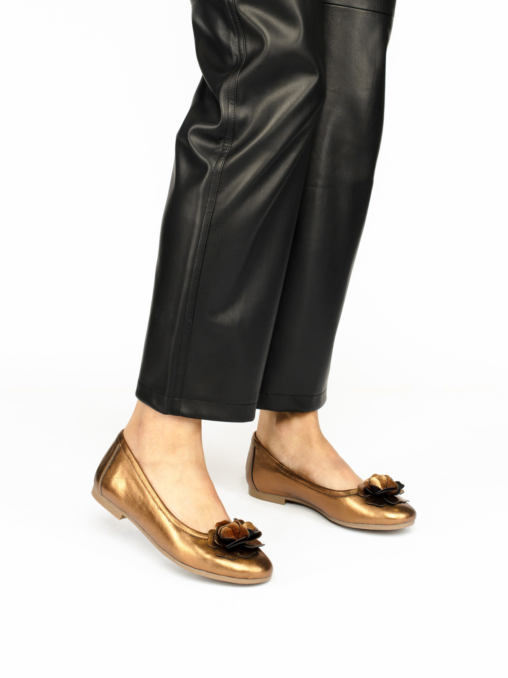 Sabrina com Flor em Pele Laminada