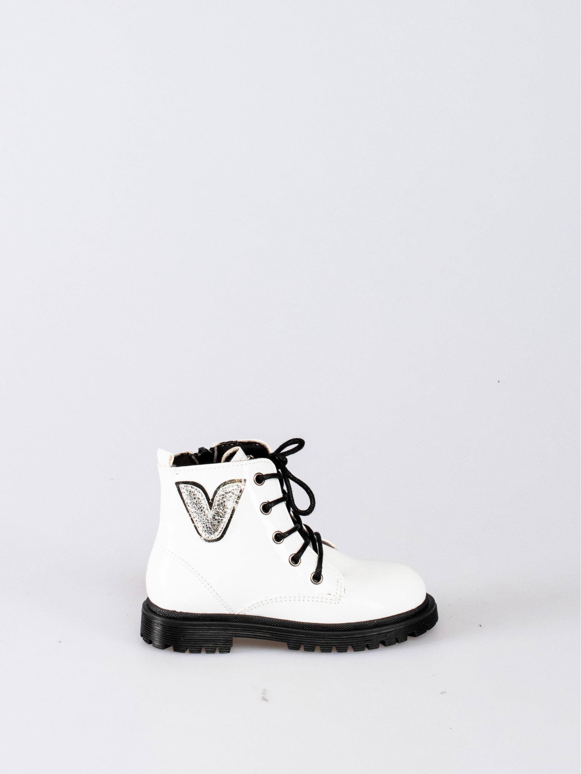 Bota em Verniz com aplique