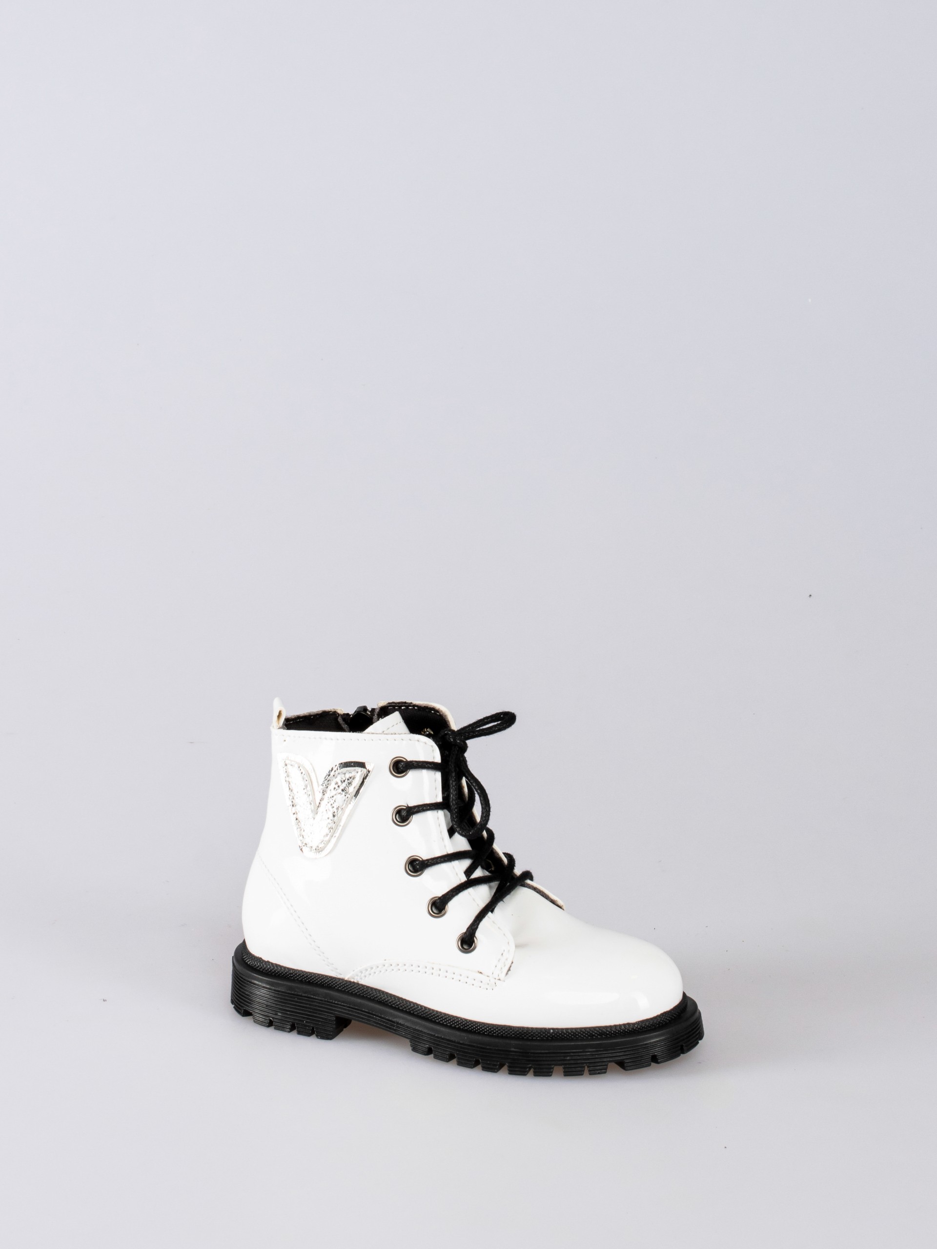 Bota em Verniz com aplique