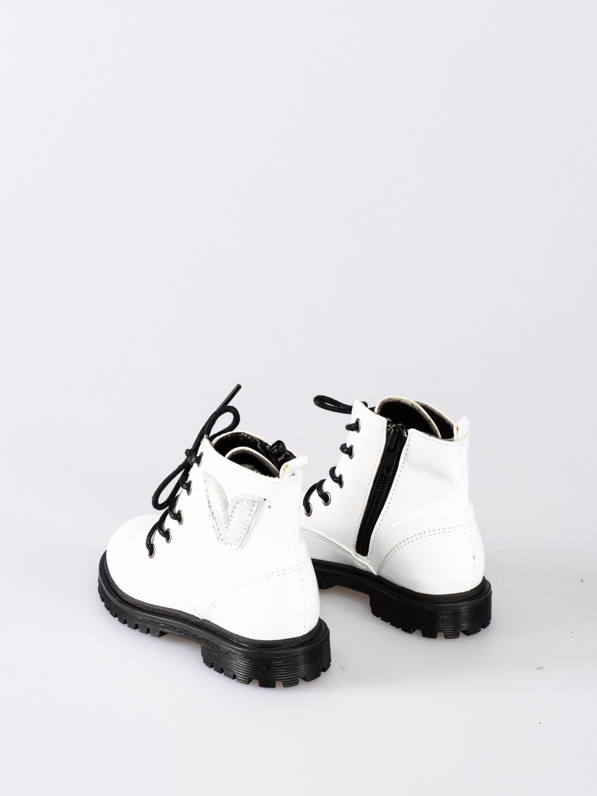 Bota em Verniz com aplique