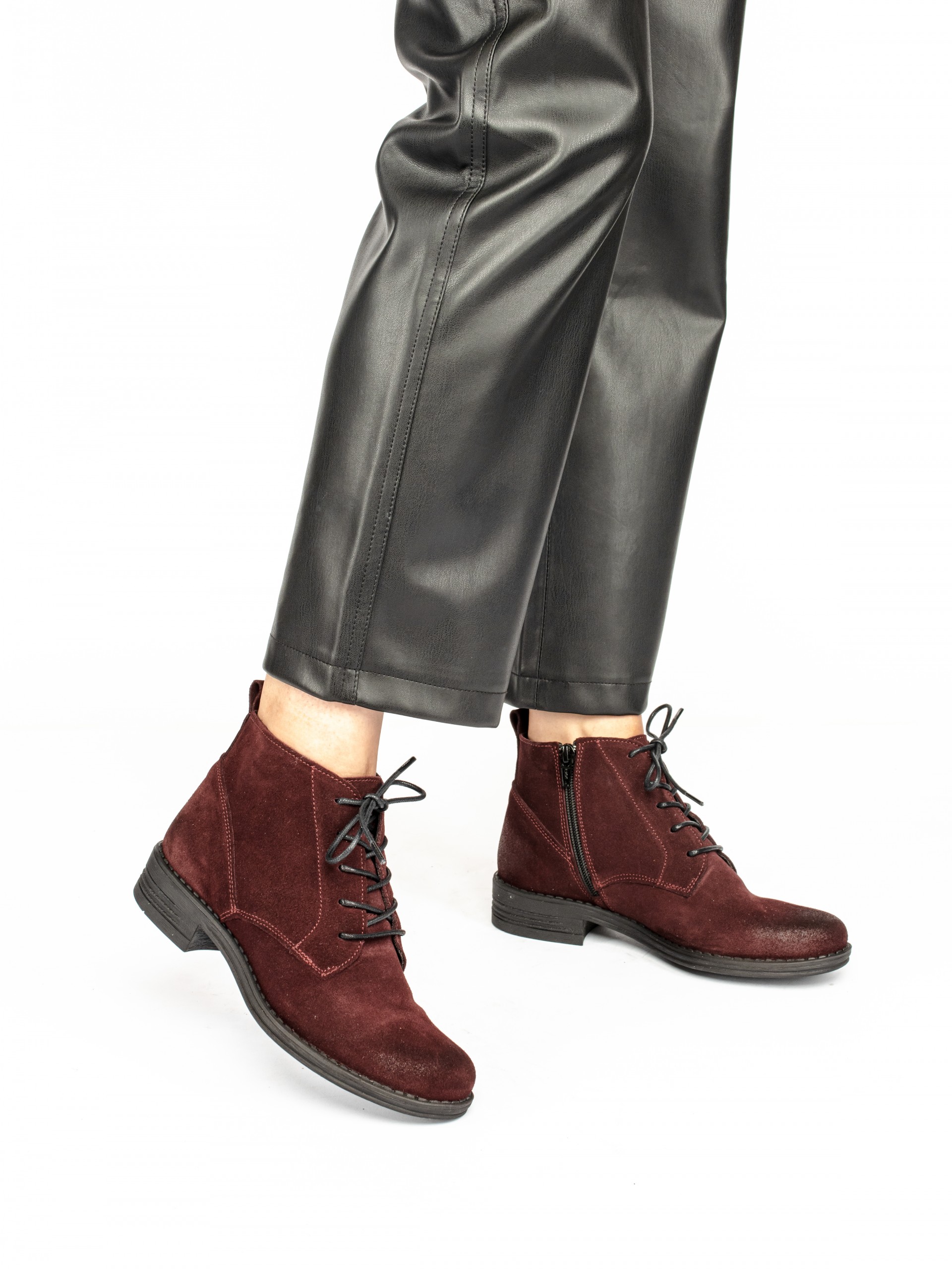 Botim Curto com Atacadores em Camurça