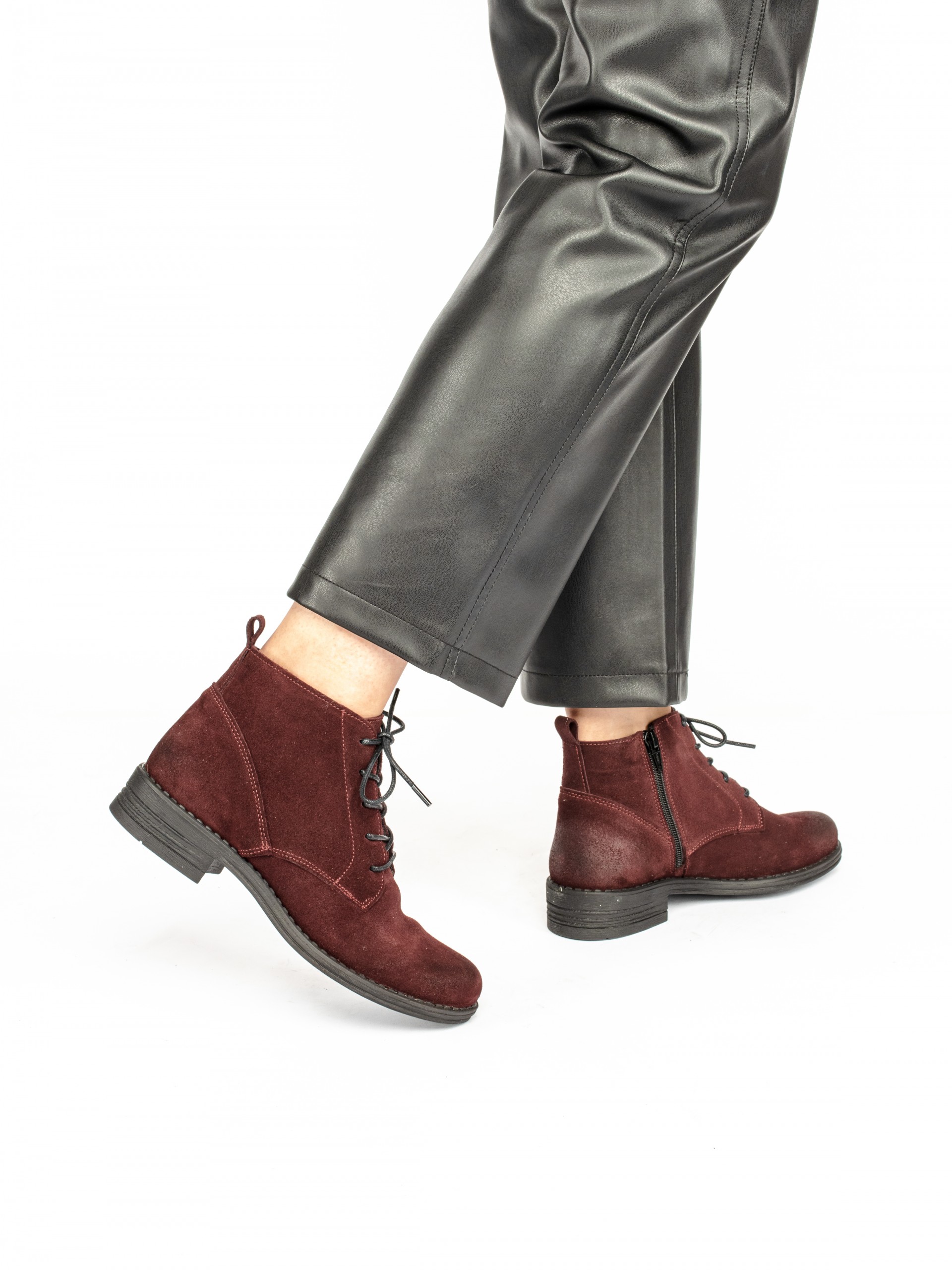 Botim Curto com Atacadores em Camurça