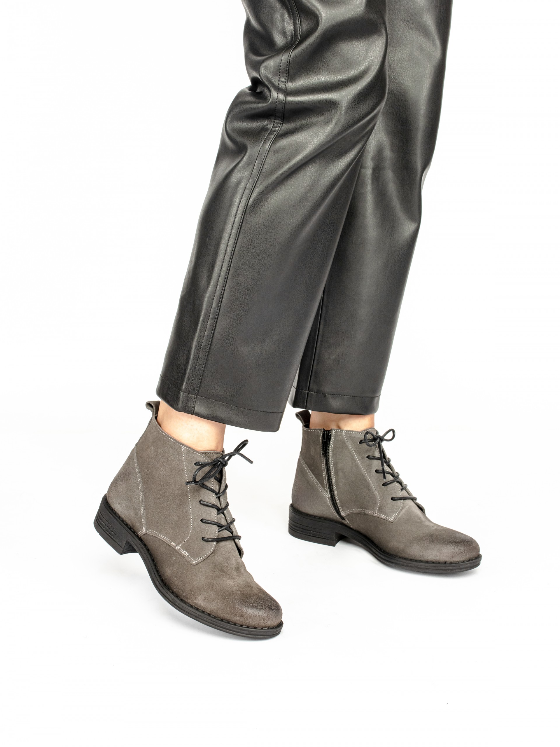 Botim Curto com Atacadores em Camurça