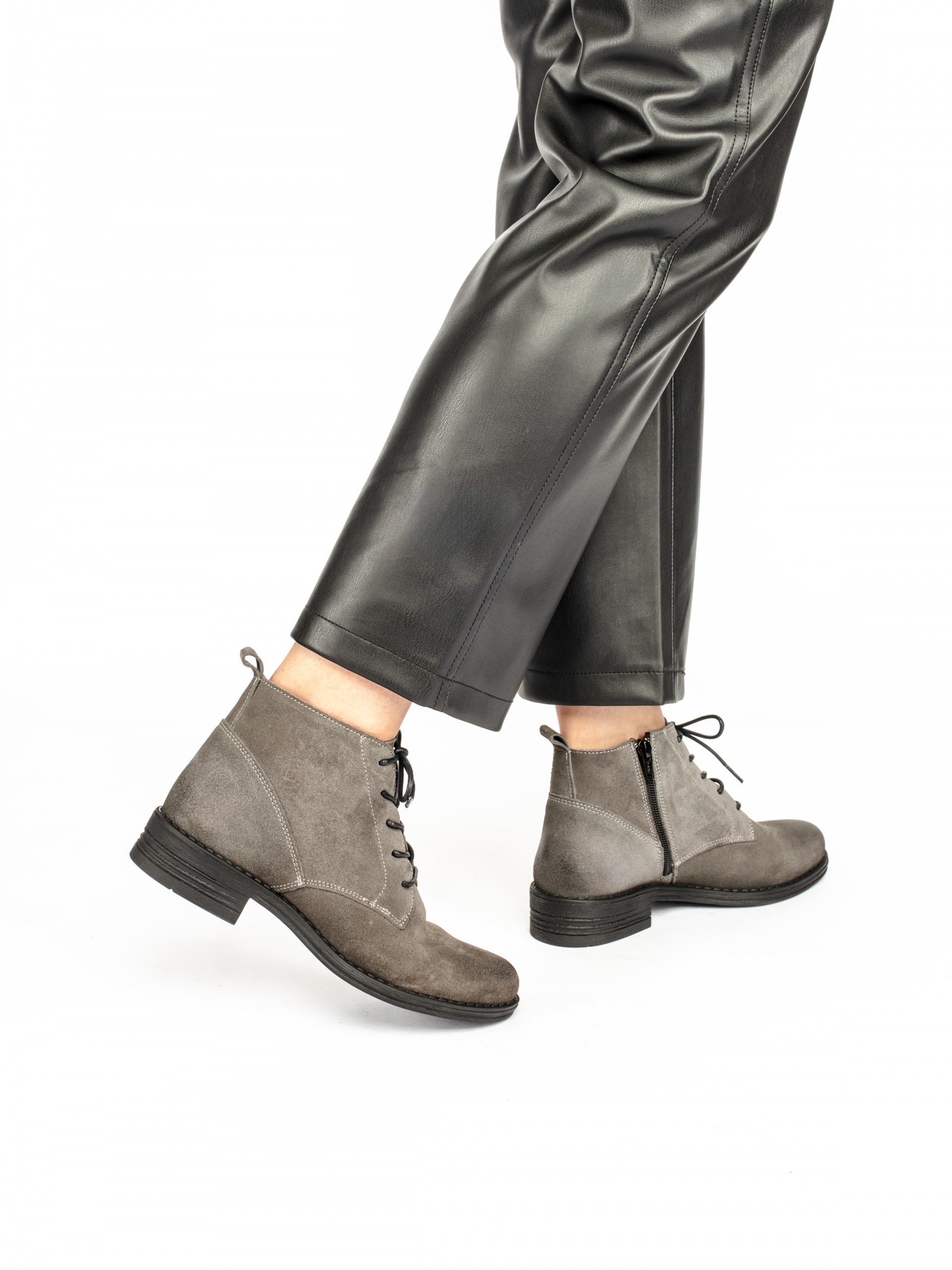 Botim Curto com Atacadores em Camurça