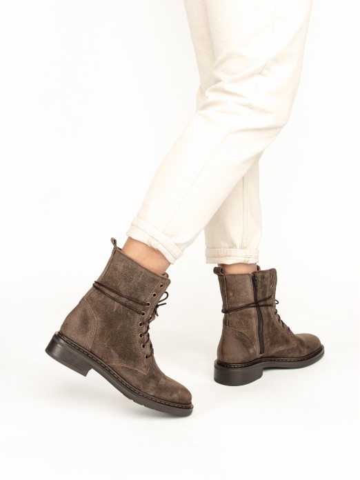 Suede Militar-Style Ankle Boots