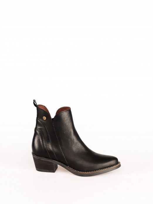 Short Ankle-Boots with side detail