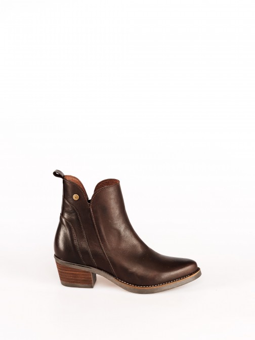 Short Ankle-Boots with side detail