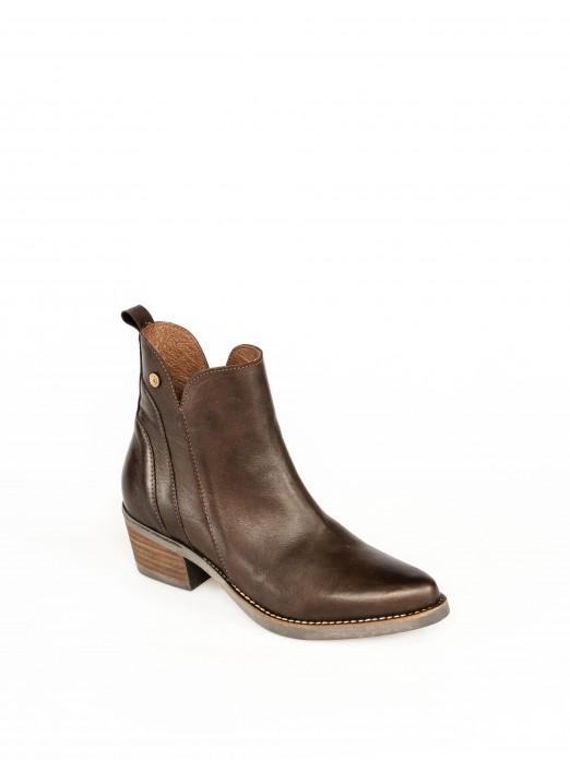 Short Ankle-Boots with side detail