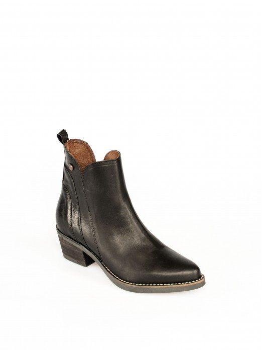 Short Ankle-Boots with side detail