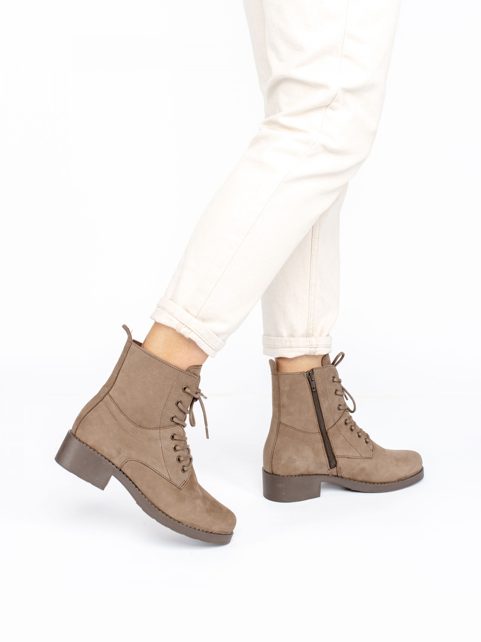 Botim com Cordões em Noubuk