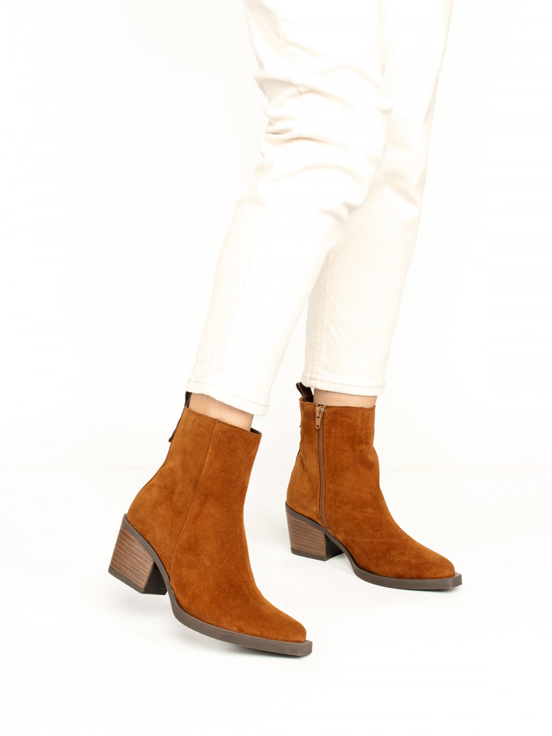 Botim Estilo Texano em Camurça