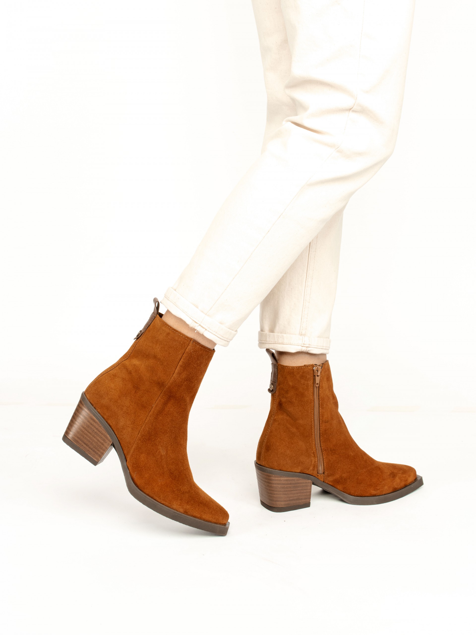 Botim Estilo Texano em Camurça