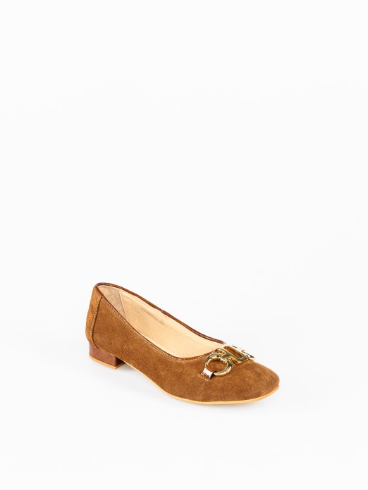 Sapato Clssico com Aplique Dourado