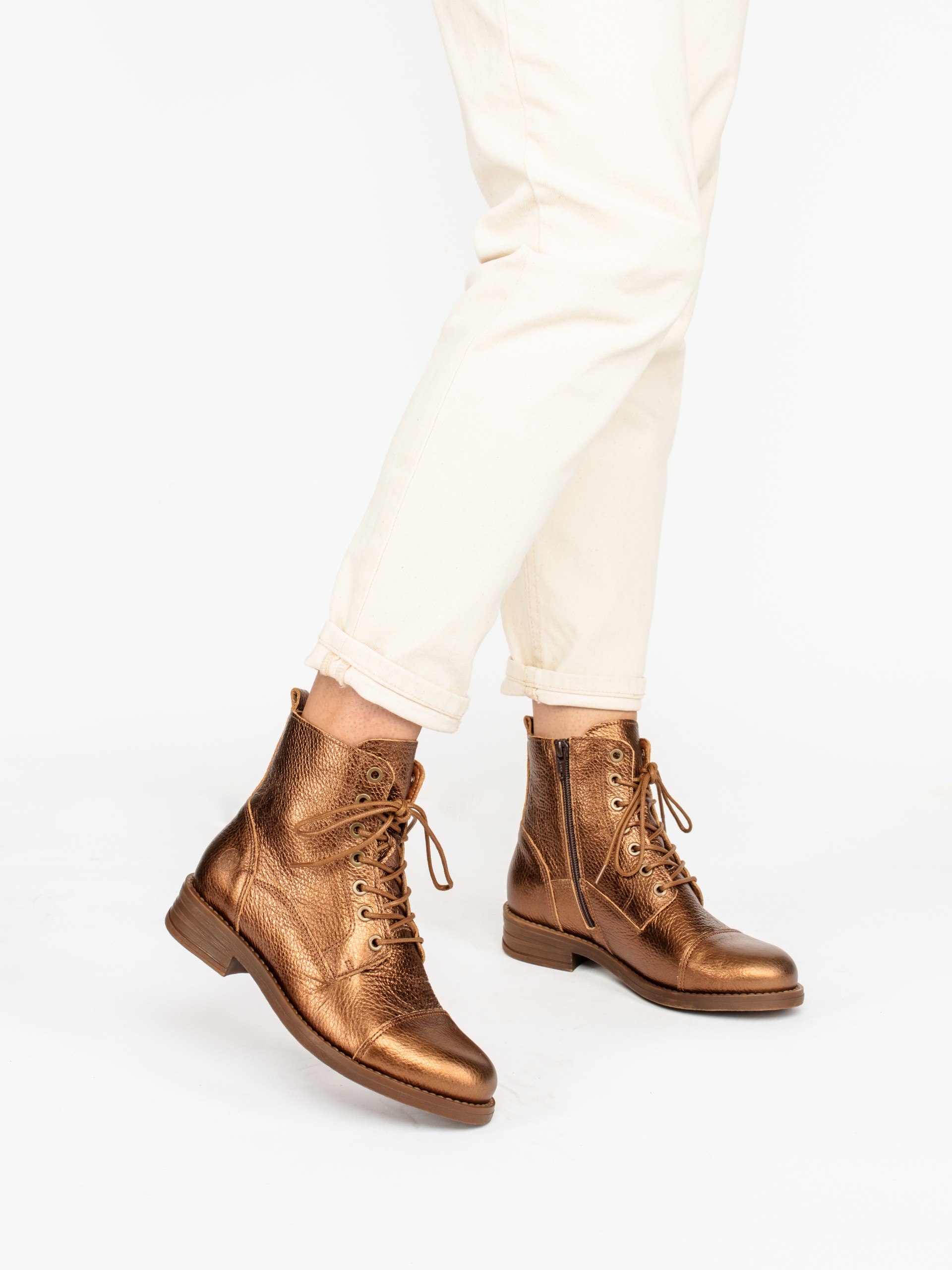 Botim Militar com Cordões em Pele Laminada