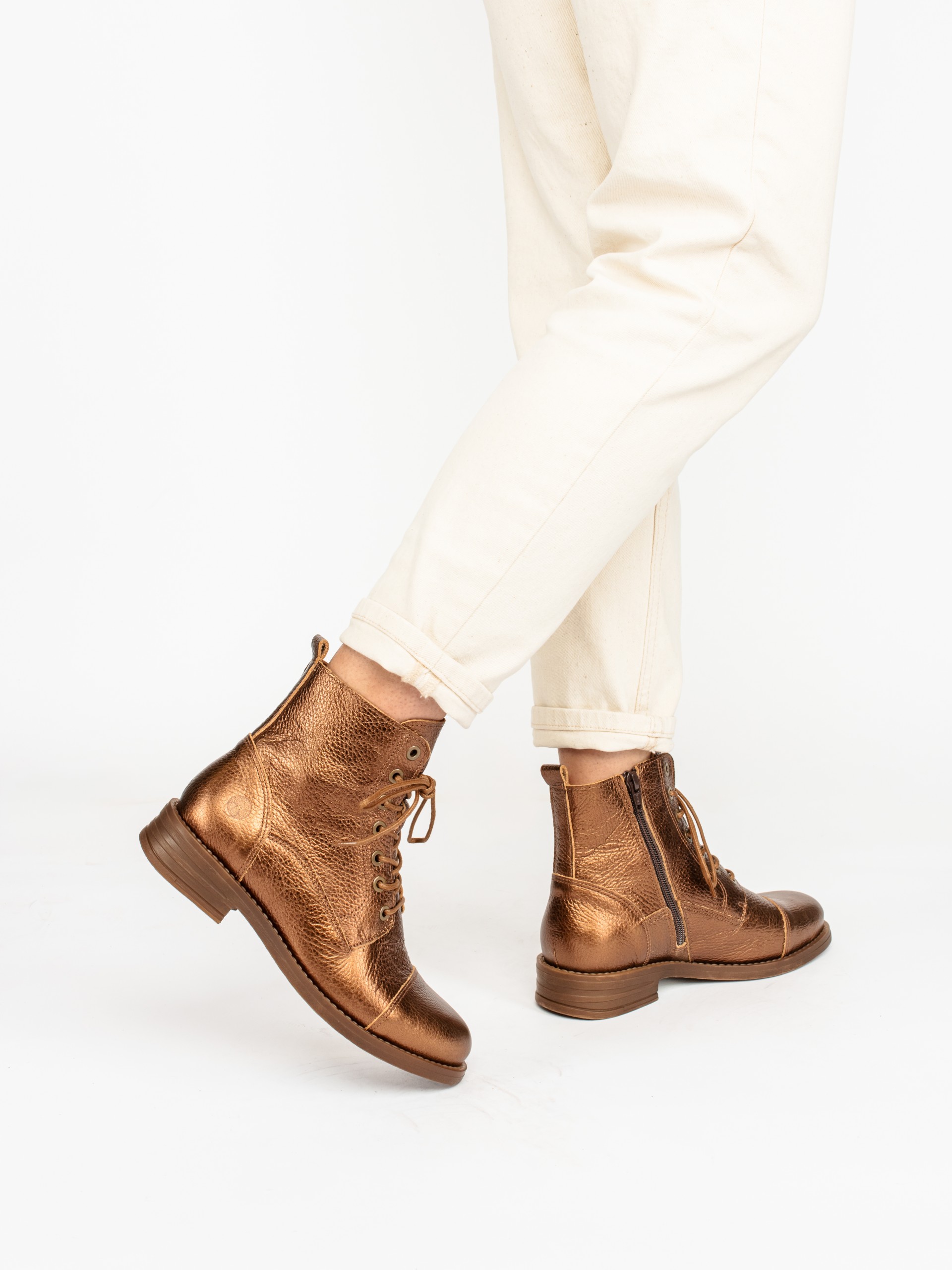 Botim Militar com Cordões em Pele Laminada