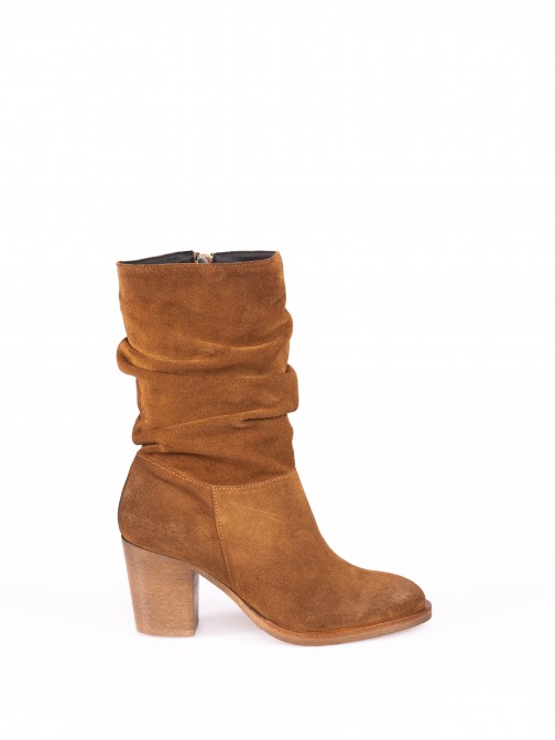 High-Heel Suede Boots with Wrinkled effect
