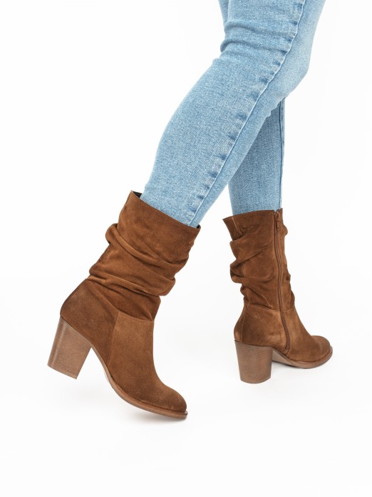 High-Heel Suede Boots with Wrinkled effect